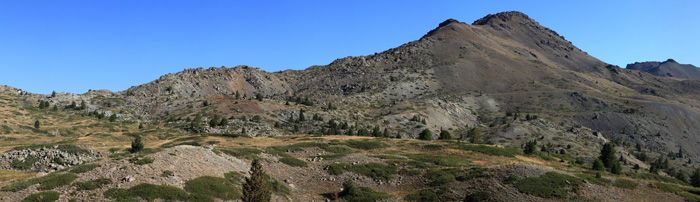 Panorama de l'arête Ouest du Chenaillet depuis le lac des Sarailles